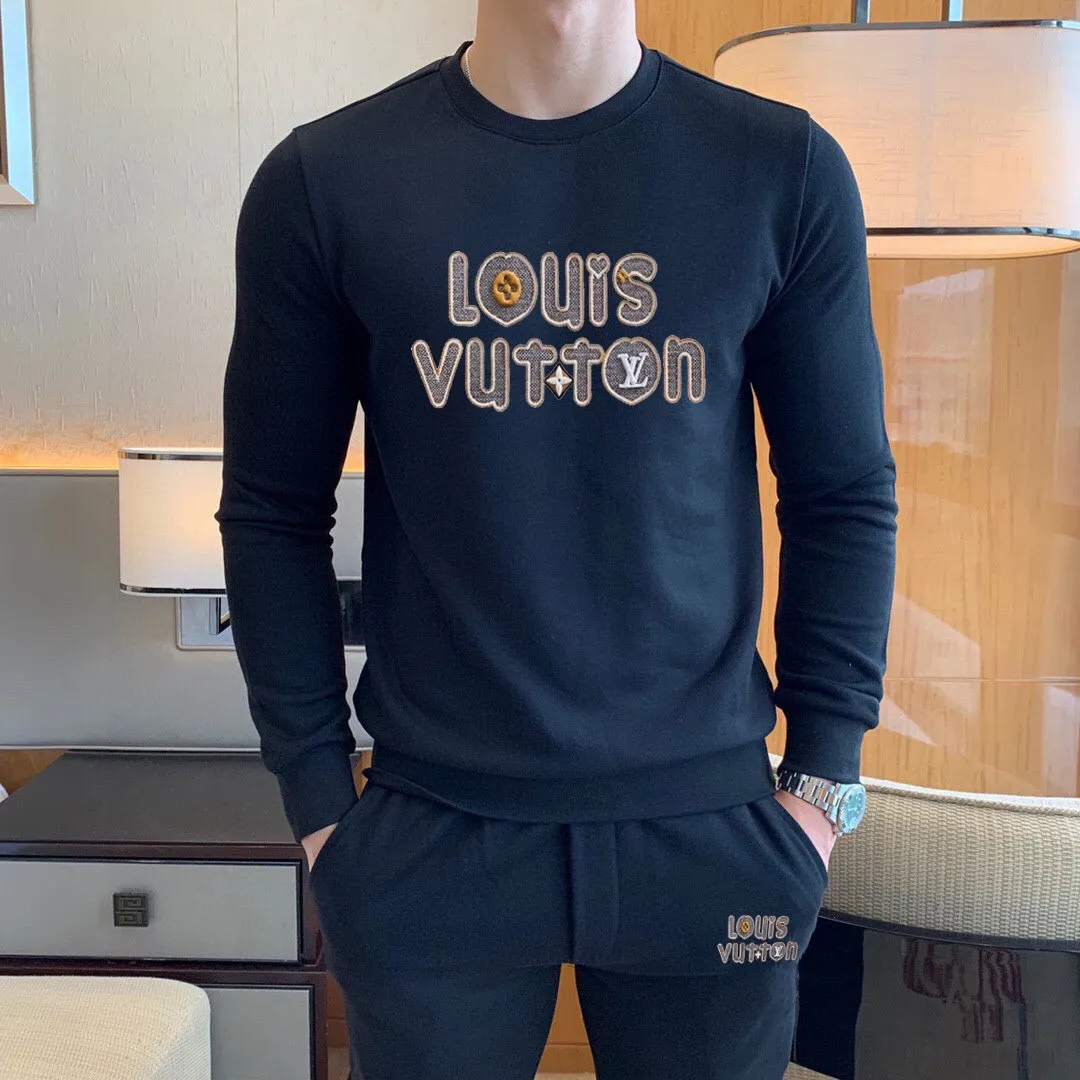 🅿️380 [LV Louis Vuitton] (Fat Man Gospel) hot-selling suit is coming. Focus on the original version of the official website. 2025 new hot-selling sweatshirt suit. The original order is hard to buy🇭🇰. It is the meticulous work of top designers for a fitting and perfect upper body effect. All-natural high-quality Roman cotton 100%, close-fitting comfort, noble and elegant! Original hardware embodies elegance and nobility! Counter size: M-5XL (maximum wear up to 220 pounds)